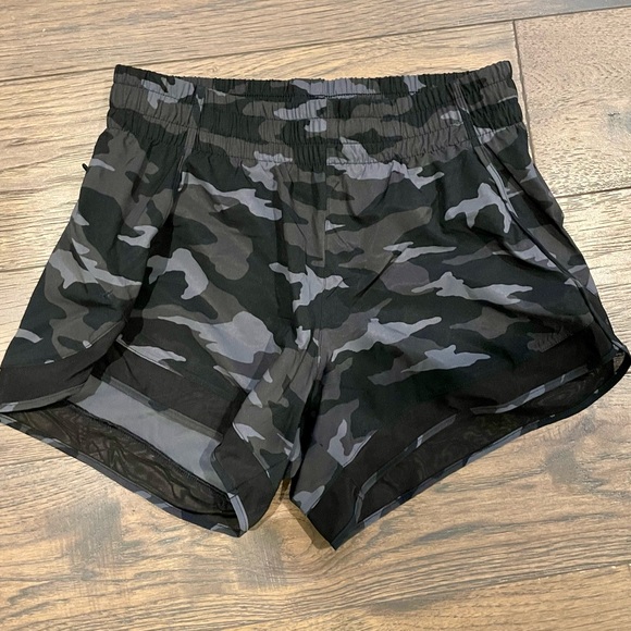 Athleta Mesh Racer Run 4in Black Camo Athletic Shorts Sz XS - Picture 2 of 6